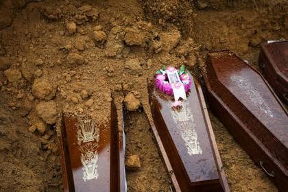 Un entierro masivo de personas que fallecieron debido al coronavirus en el cementerio Parque Taruma, en Manaus, Brasil. 