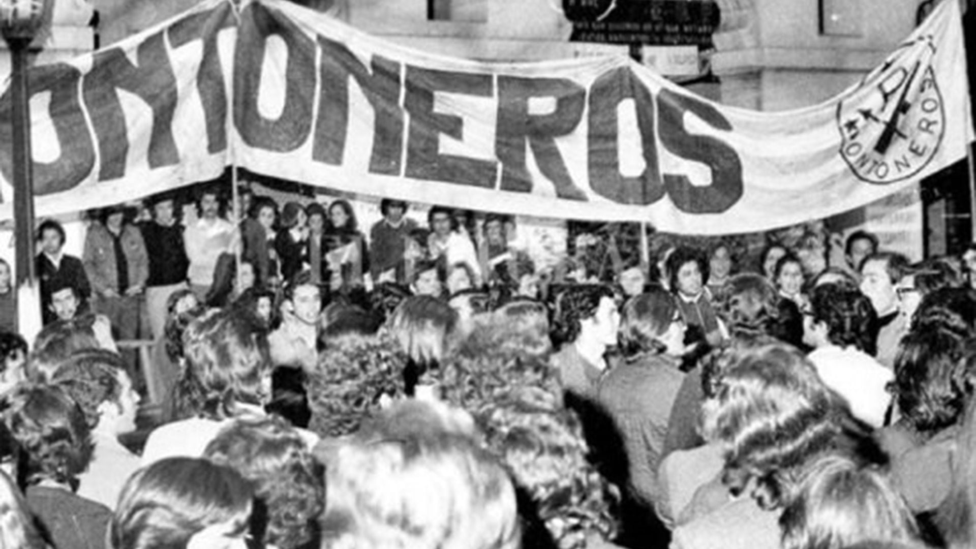 A partir a la movilización masiva de Montoneros por el regreso de Perón, con la campaña del “Luche y Vuelve”, la Juventud Peronista fue absorbida en forma paulatina por la organización guerrillera