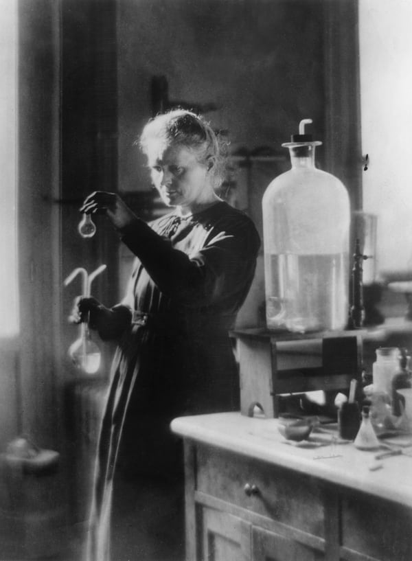 Marie Curie (1867 – 1934) nació en Polonia. Aquí, en su laboratorio. (Foto: Hulton Archive/Getty Images)