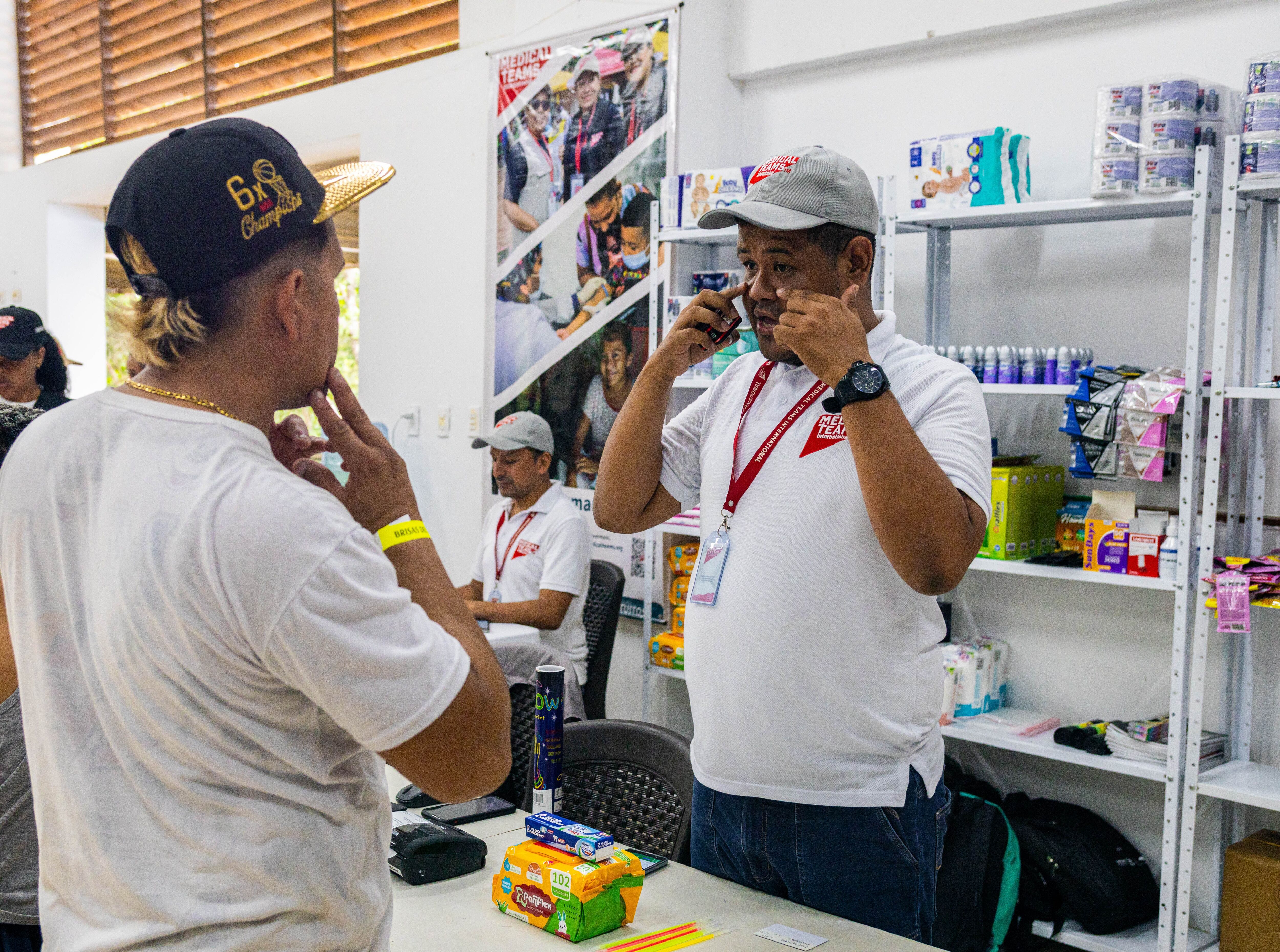 Los migrantes son asesorados sobre el uso correcto de cada producto para prevenir enfermedades - crédito Medical Teams