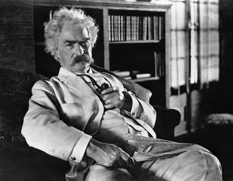 Mark Twain nació en 1835, durante una de las visitas del famoso cometa Halley. Al respecto, dijo: “Vine al mundo con el cometa Halley, en 1835. Vuelve de nuevo el próximo año, y espero marcharme con él. Será la mayor desilusión de mi vida si no me voy con el cometa Halley”. (Ewing Galloway/Uig/Shutterstock)