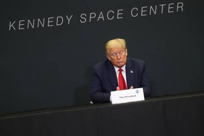 El presidente Donald Trump viajó el miércoles a Florida para asistir al intento de lanzamiento del cohete de SpaceX, parte de la misión tripulada de la NASA que debió ser pospuesta por mal clima. Foto: REUTERS/Jonathan Ernst