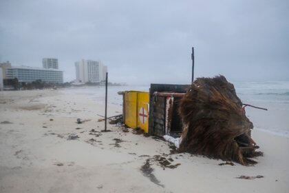La torre de un salvavidas cae en una playa de Cancún (Foto: AP/Victor Ruiz Garcia)
