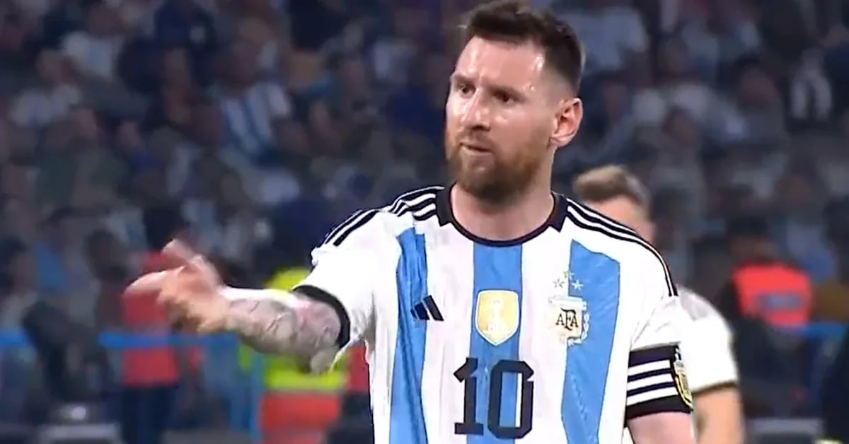 La sfida di Messi per prendere la palla nella sconfitta dell’Argentina contro il Curacao: “Ho scoreggiato”