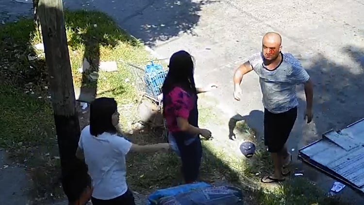 El supermercadista chino visiblemente herido tras la pelea a golpes de puño
