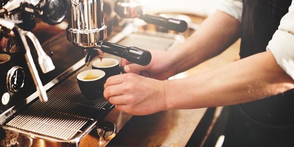 Máquinas expertas que realizan las variedades de café. Muchas de ellas hoy cuentan con moledoras y no necesitan hacerlo aparte
