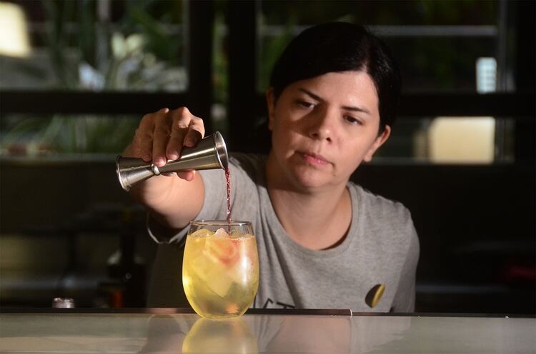 Brenda Vázquez empezando el trago 