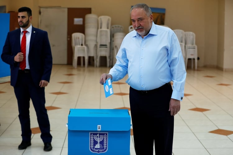 Avigdor Lieberman deposita el voto en la urna en Nokdim (REUTERS/Ronen Zvulun)