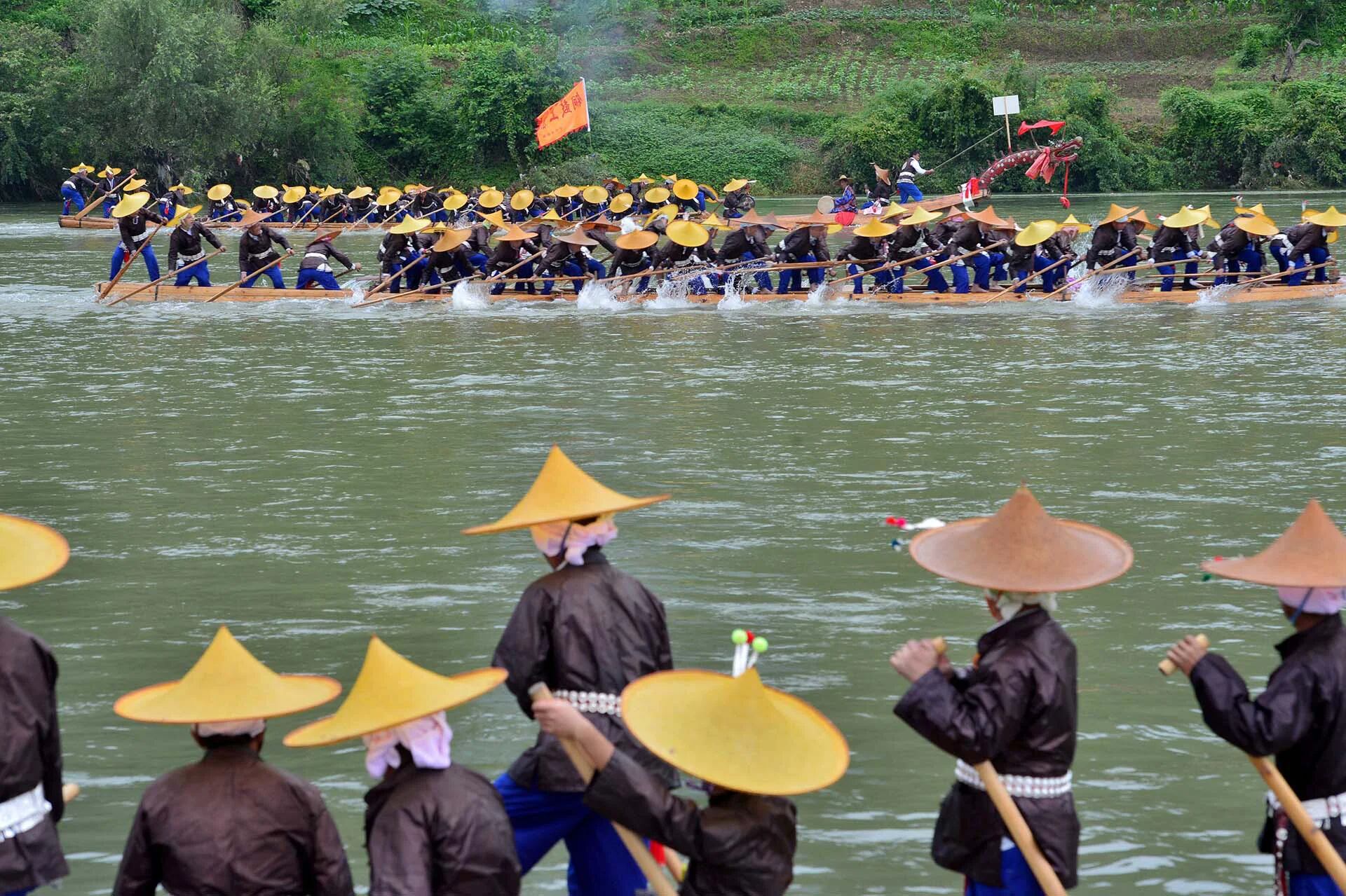 Habitantes celebran el ‘Festival Dragon de Canoas’, uno de los más importantes de la minoría étnica Miao, en la provincia Guizhou, China