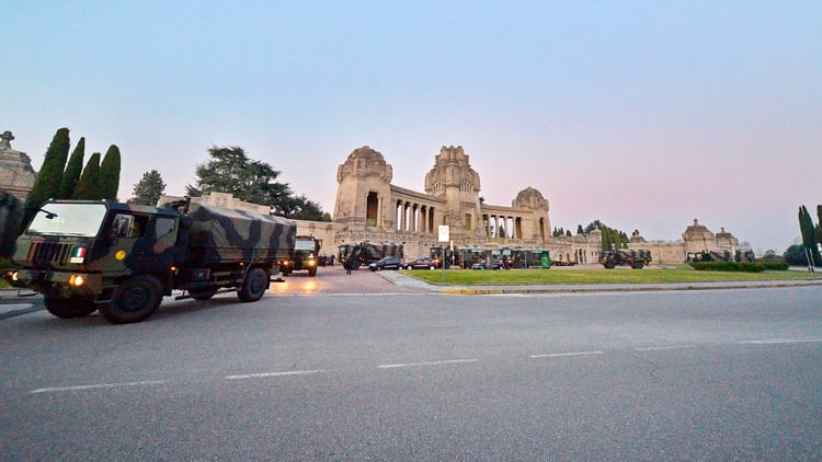 En Bérgamo, el ejército tuvo que trasladar a los féretros porque el cementerio colapsó (EFE/EPA/FILIPPO VENEZIA) 