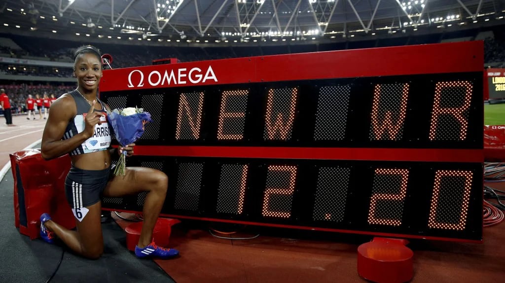 La estadounidense Kendra Harrison celebra la nueva plusmarca en 100 metros con vallas (Reuters)