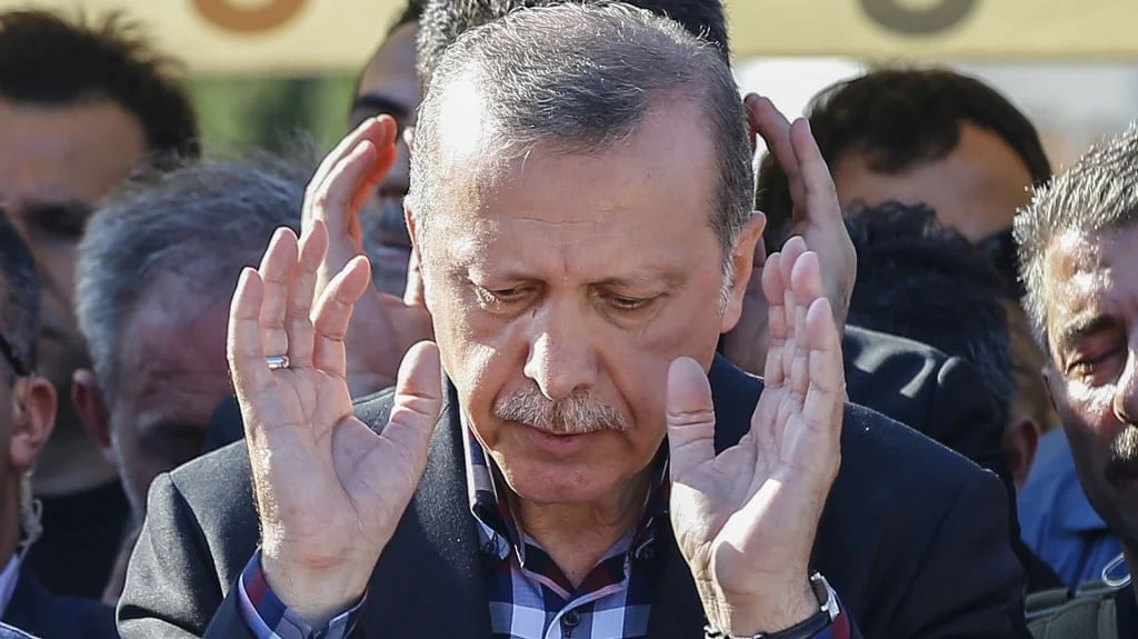 Erdogan quiere que los golpistas “paguen el precio” y buscará restablecer la pena de muerte (AP)