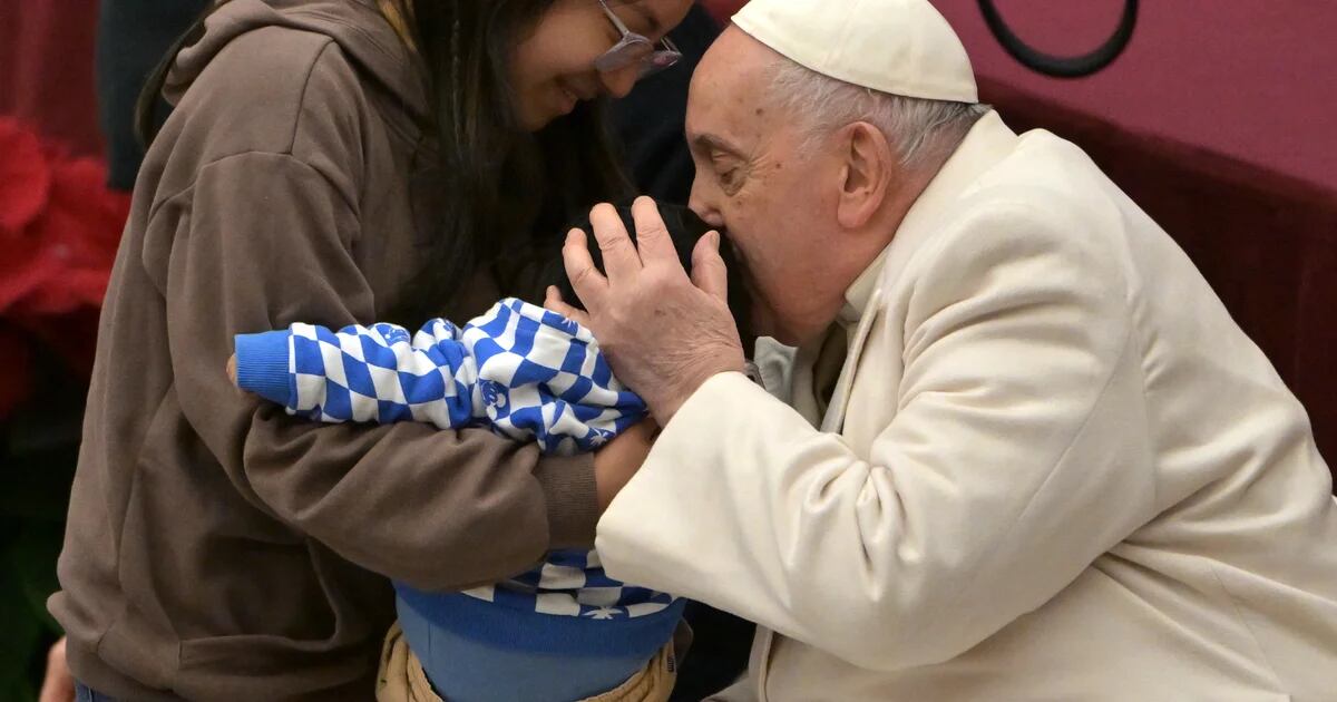 Papa Francesco compie 87 anni e festeggia con i bambini del Centro Pediatrico Vaticano