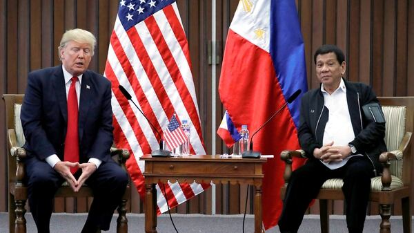 El presidente Donald Trump y su homólogo filipino Rodrigo Duterte, durante reunión bilateral en Manila (REUTERS/Jonathan Ernst)