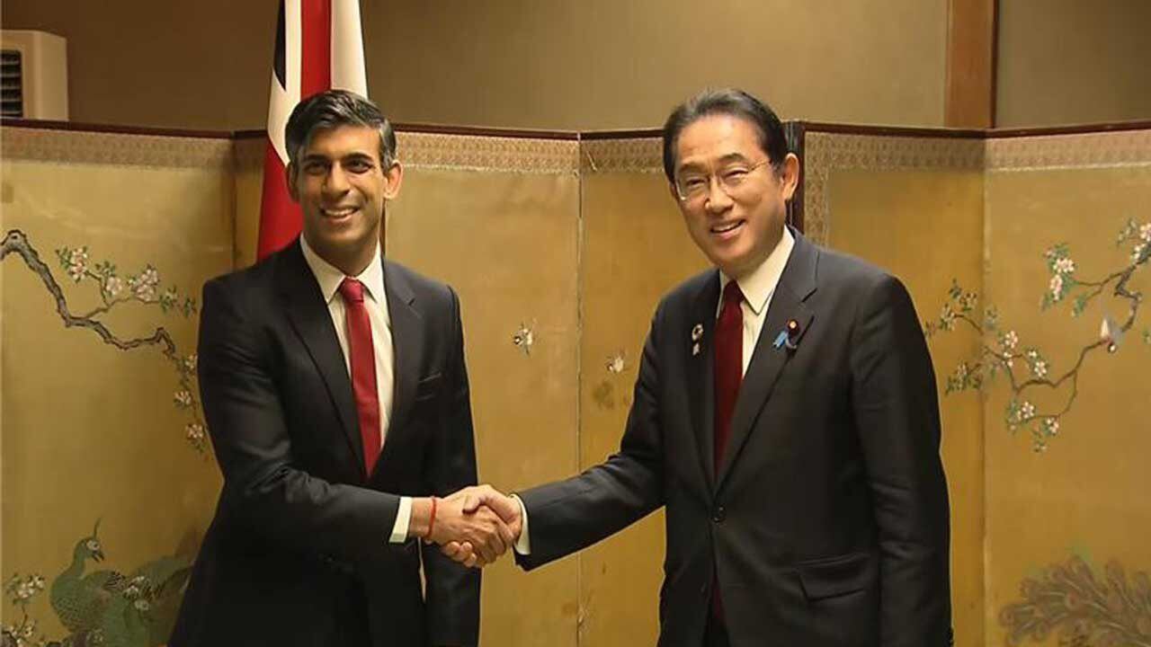 El primer ministro japonés, Kishida Fumio, y su homólogo británico, Rishi Sunak