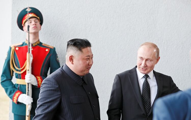 Vladimir Putin y Kim Jong-un Vladivostok. (REUTERS/Shamil Zhumatov)