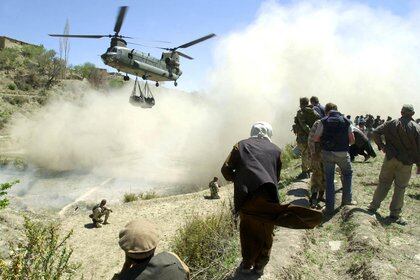Un helicóptero Chinook del grupo de trabajo Jacana entrega asistencia humanitaria en forma de trigo y mantas a una aldea en el sureste de Afganistán. La ayuda fue distribuida por Royal Marine Commandos que operaban en el área como parte de la Operación Snipe. (Shutterstock)