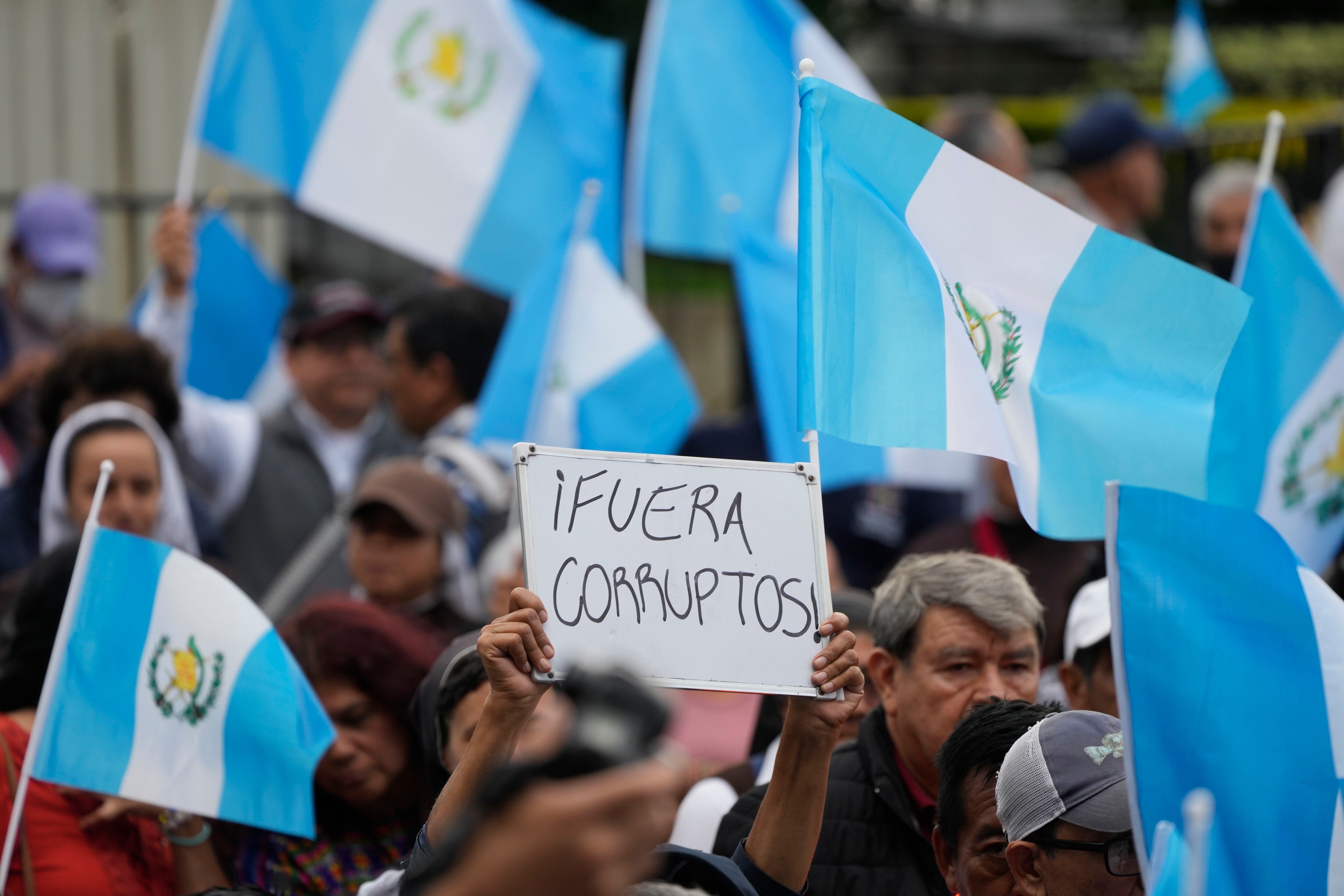 Cientos de guatemaltecos marcharon en varias regiones del país para exigir la renuncia de la fiscal general, Consuelo Porras. (AP)