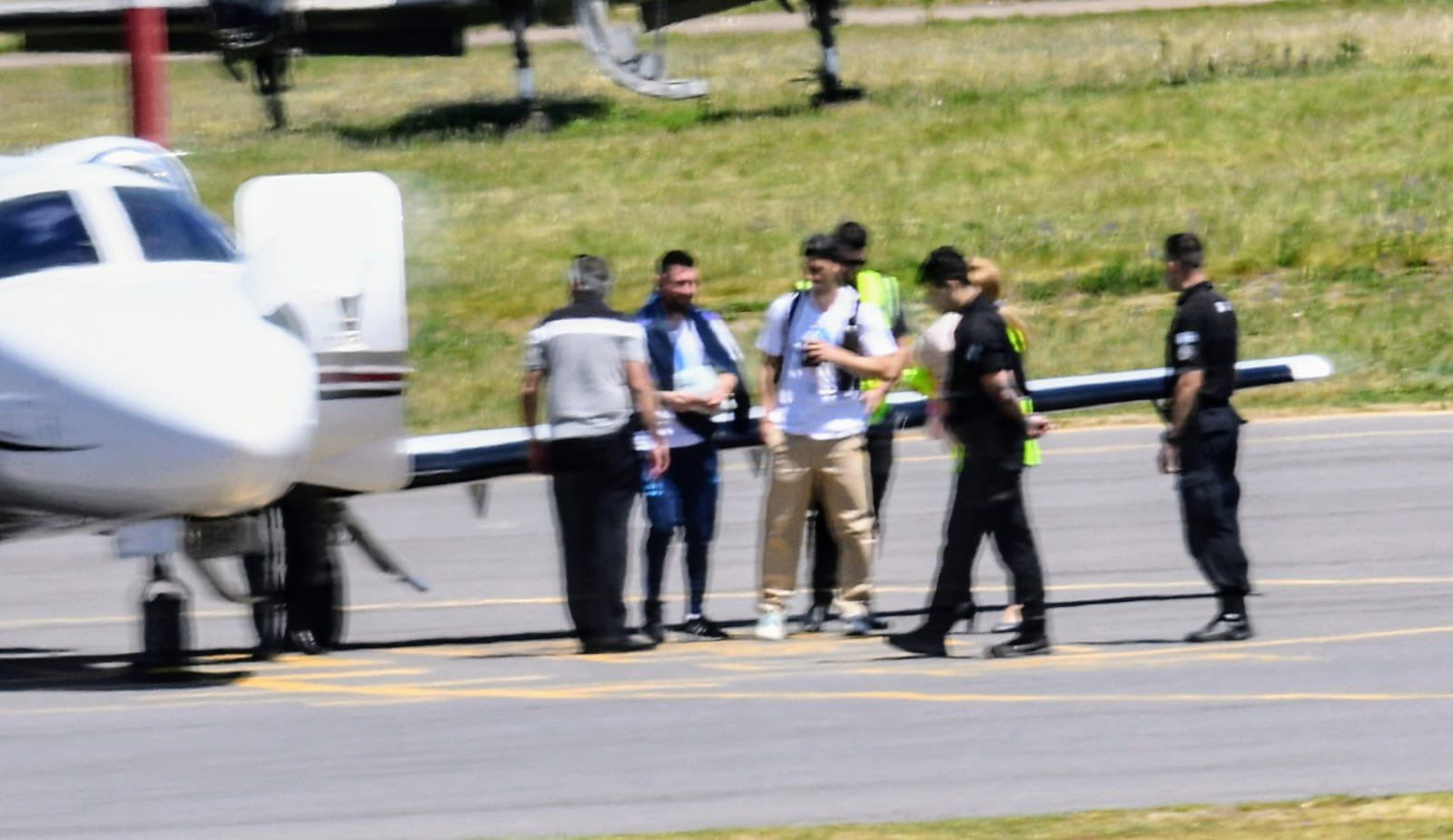 Messi luego de aterrizar en Rosario. La imagen no es nítida, pero vale el testimonio (@MauroYasprizza)