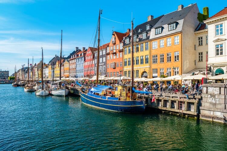 Hace años, Nyhavn era un puerto ocupado, con barcos que visitaban todo el mundo y llenaban el área de marineros, pubs y vicios. Ahora, las impresionantes casas urbanas del siglo XVII y principios del siglo XVIII, pintadas en colores tan diversos como el verde, el amarillo girasol y el bordó, han sido renovadas y el área está repleta de música, comida y un ambiente agradable. Las coloridas propiedades han sido durante mucho tiempo las favoritas de los creativos, como el famoso escritor danés de cuentos de hadas Hans Christian Andersen