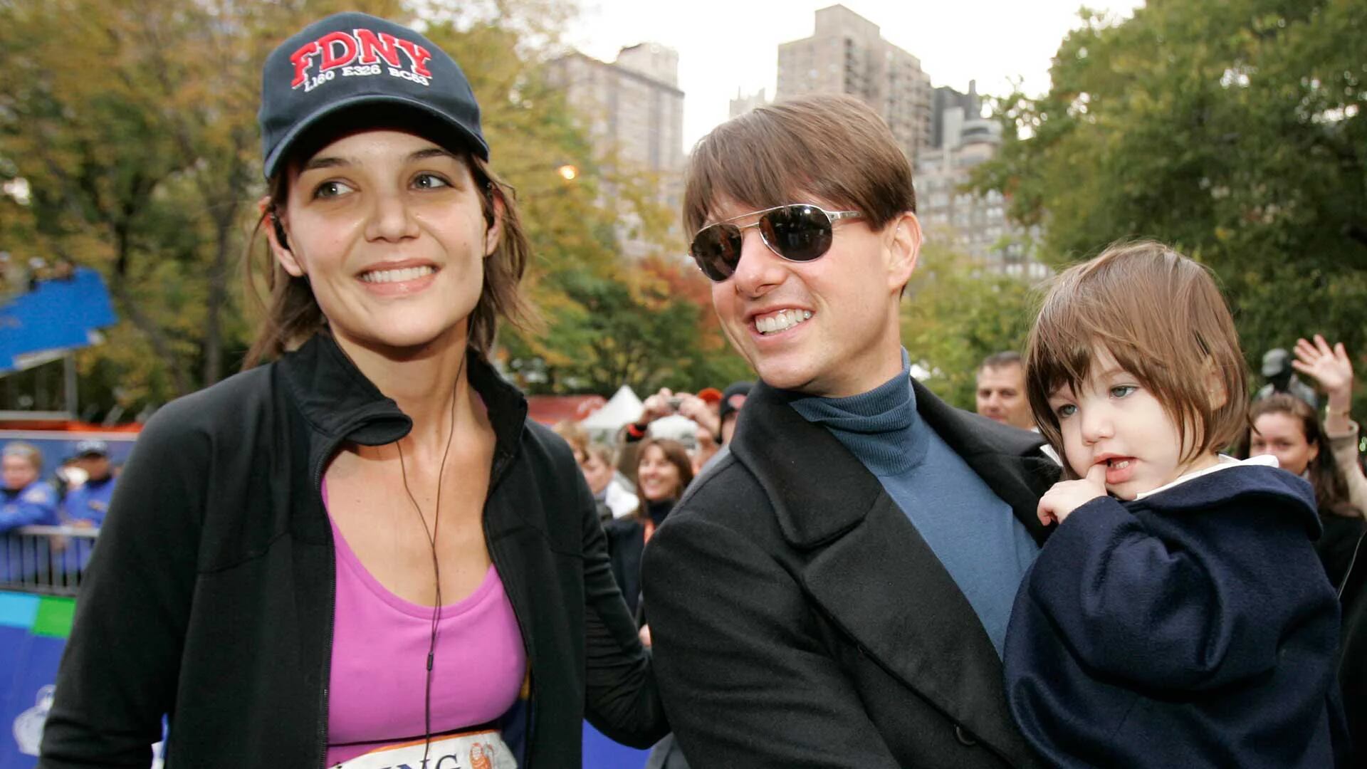 Tom Cruise con Katie Holmes y su hija Suri cuando todavía estaban juntos (AP)