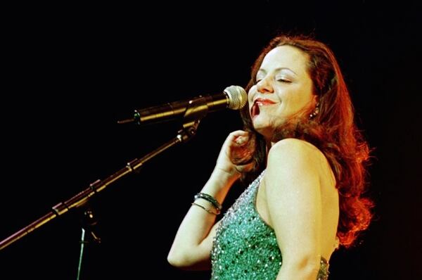 La cantante brasileña Bebel Gilberto, hija del maestro Joao Gilberto, en el festival de primavera de Bourges, Francia, el 20 de abril de 2001 (AFP/Archivos – ALAIN JOCARD)