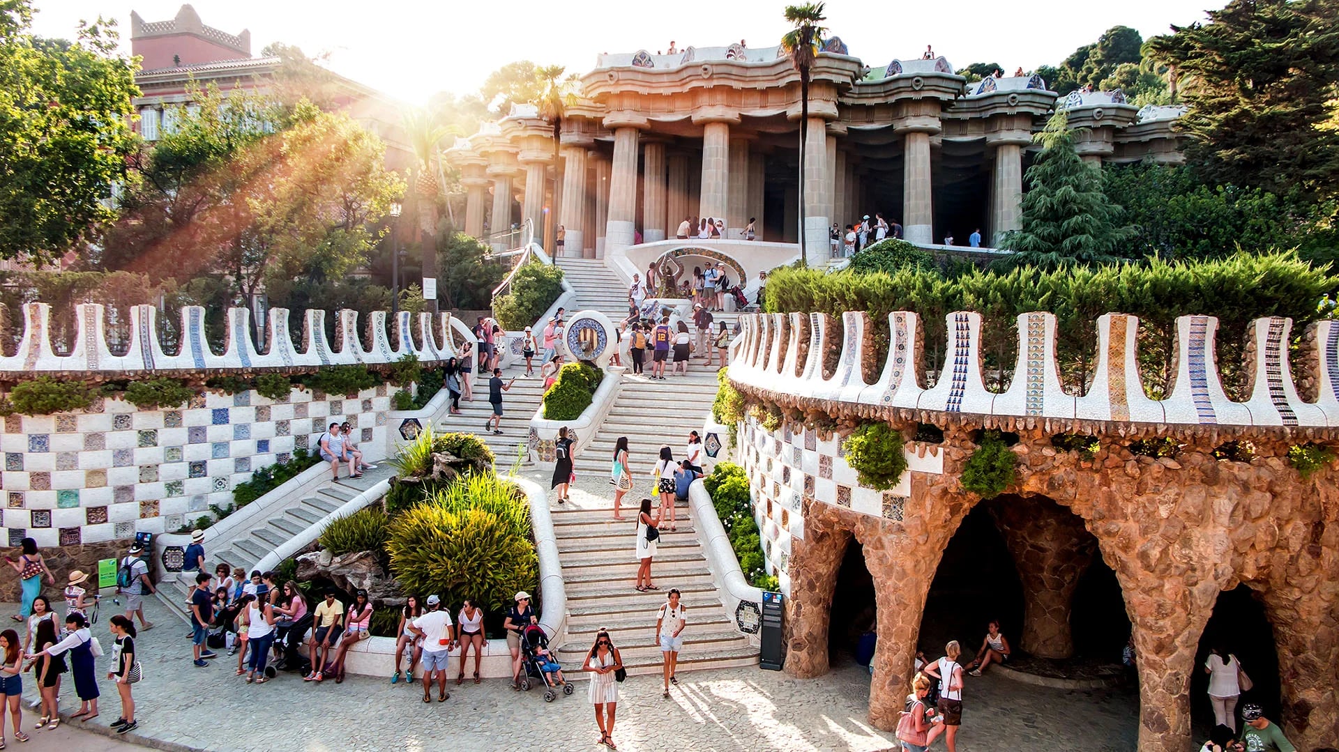 El parque Güell fue un encargo de Eusebi Güell que quería crear un parque de diseño para la aristocracia de Barcelona