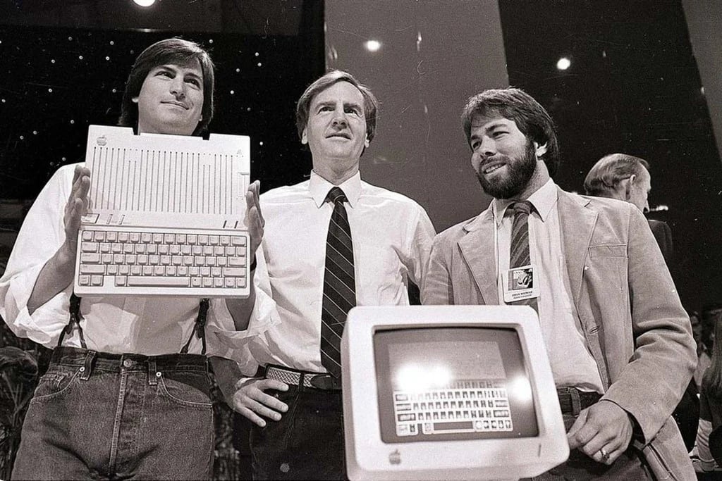 Con “La tercera ola” Toffler examinó en 1980 una sociedad tecnológica que Apple y Microsoft estaban empezando a establecer (AP)