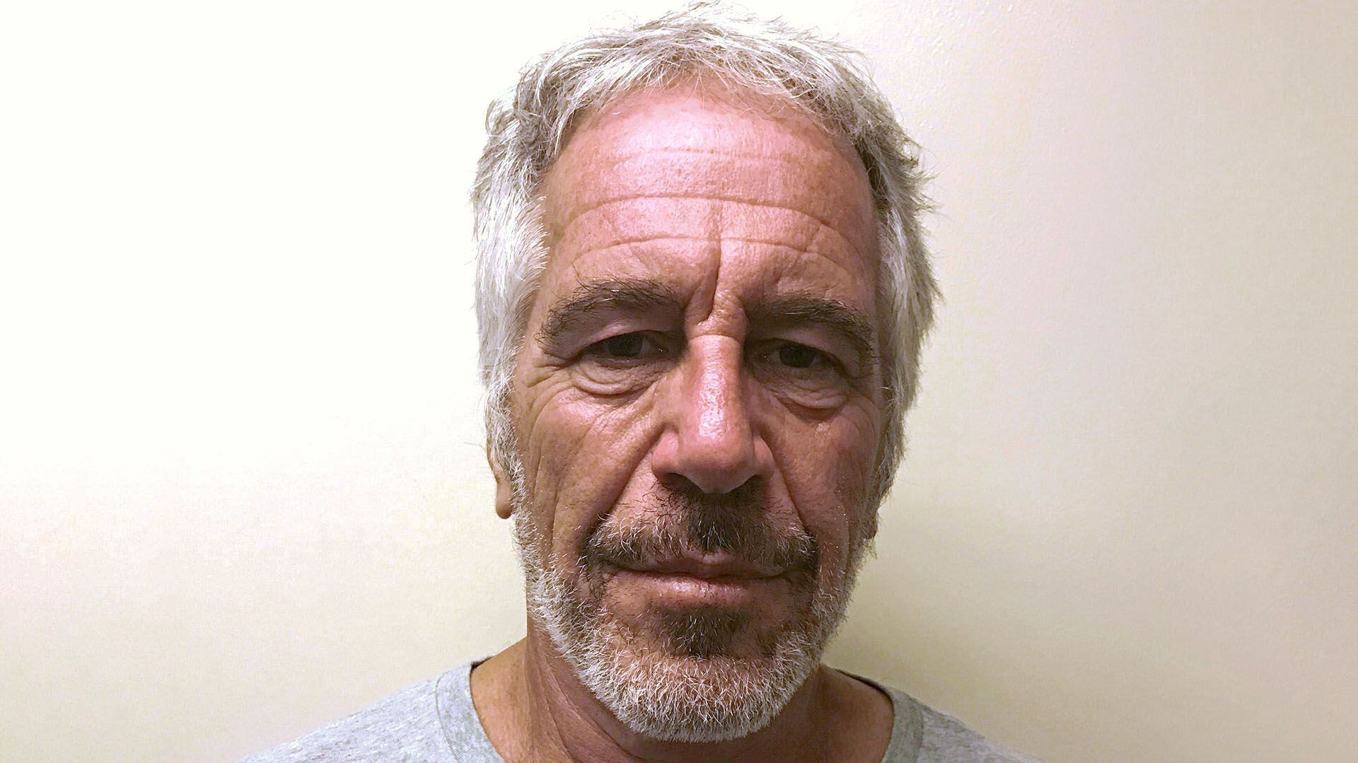 El financista estadounidense Jeffrey Epstein aparece en una fotografía tomada para el registro de delincuentes sexuales de la División de Servicios de Justicia Penal del Estado de Nueva York el 28 de marzo de 2017 y obtenida por Reuters el 10 de julio de 2019 (Reuters)