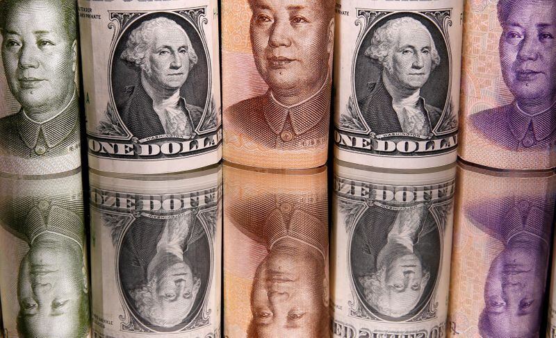 Yuanes chinos y dólares estadounidenses. Foto: REUTERS/Dado Ruvic/Ilustración