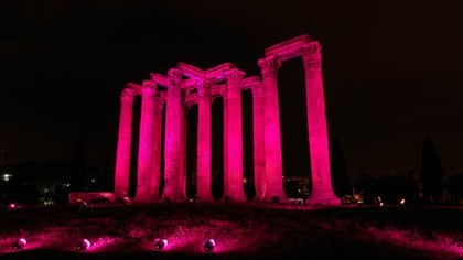 El templo de Zeus Olímpico, también conocido como el Olimpeion, es un templo de Atenas, Grecia. Aunque fue comenzado en el siglo VI a. C., no fue terminado hasta el reinado del emperador Adriano, en el siglo II