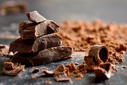 Se entiende por chocolate aquel que contiene más de un 75% de pureza y en unos valores de ingesta de no más de una o dos onzas es decir, 56 gramos