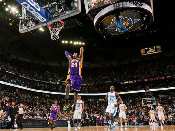 Kobe Bryant y una volada impresionante al aro