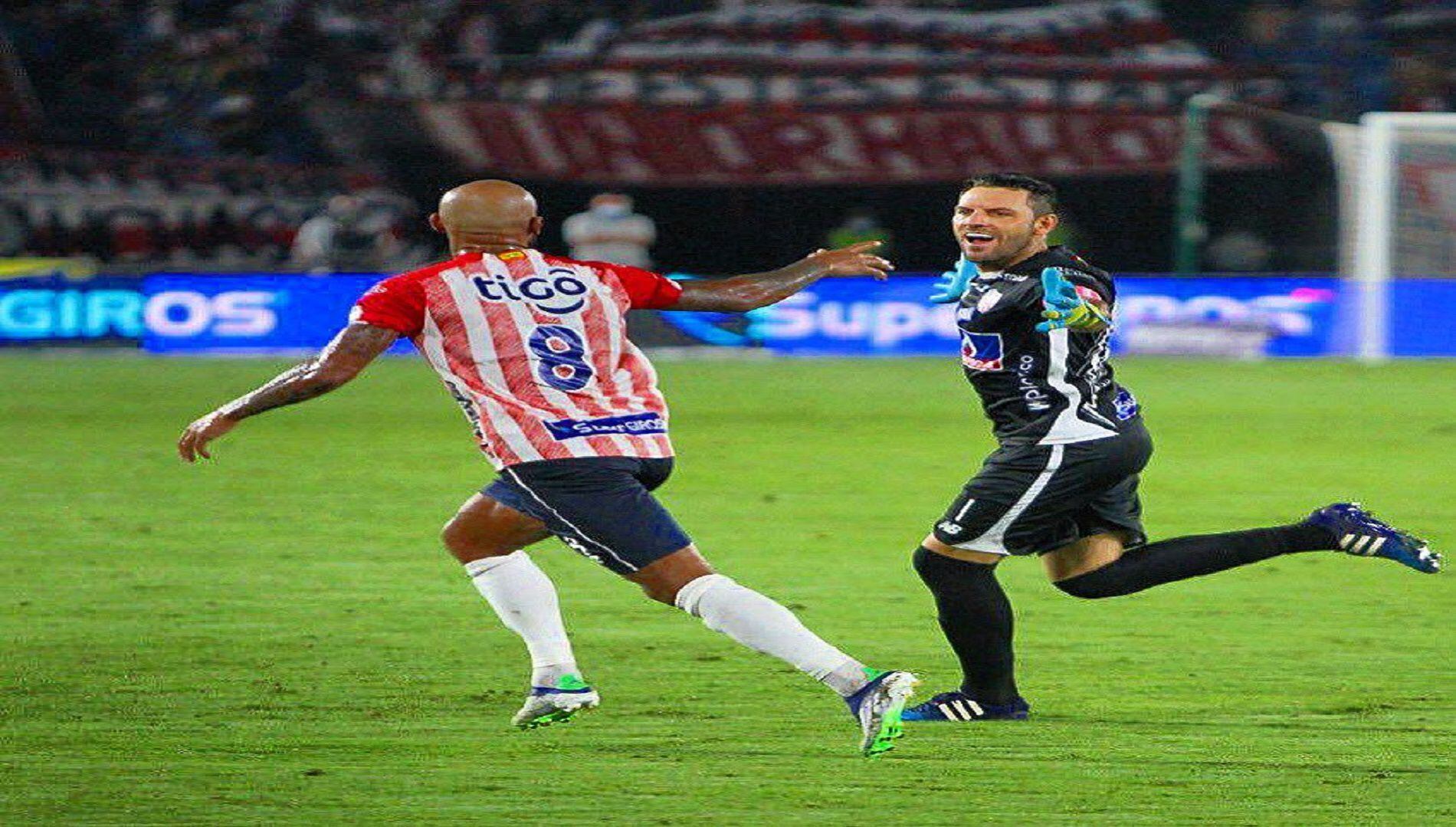 Luis Cariaco González y el meta Sebastián Villa celebraron la victoria en el Derbi de la costa