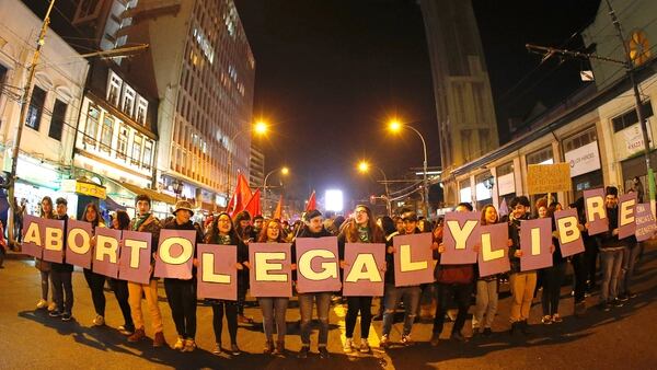 Más de 50 mil mujeres se manifestaron en Chile por el aborto legal (Reuters)