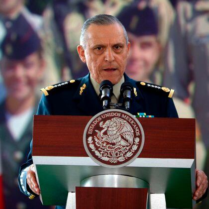 Cienfuegos fue titular de la Sedena con Peña Nieto entre 2012 y 2018, de 2015 a 2017 habrñi beneficiado al Cártel H-2 (Foto: EFE/José Méndez)

