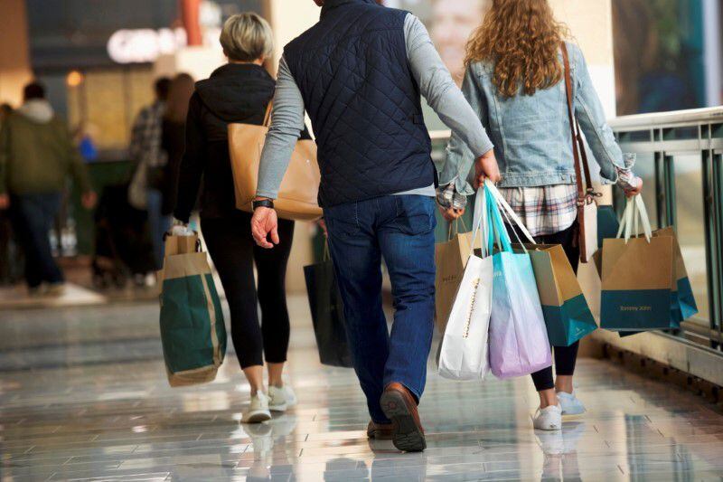 Compradores con bolsas en el King of Prussia Mall, el mayor espacio comercial de Estados Unidos, en Pensilvania (Foto: Reuters)