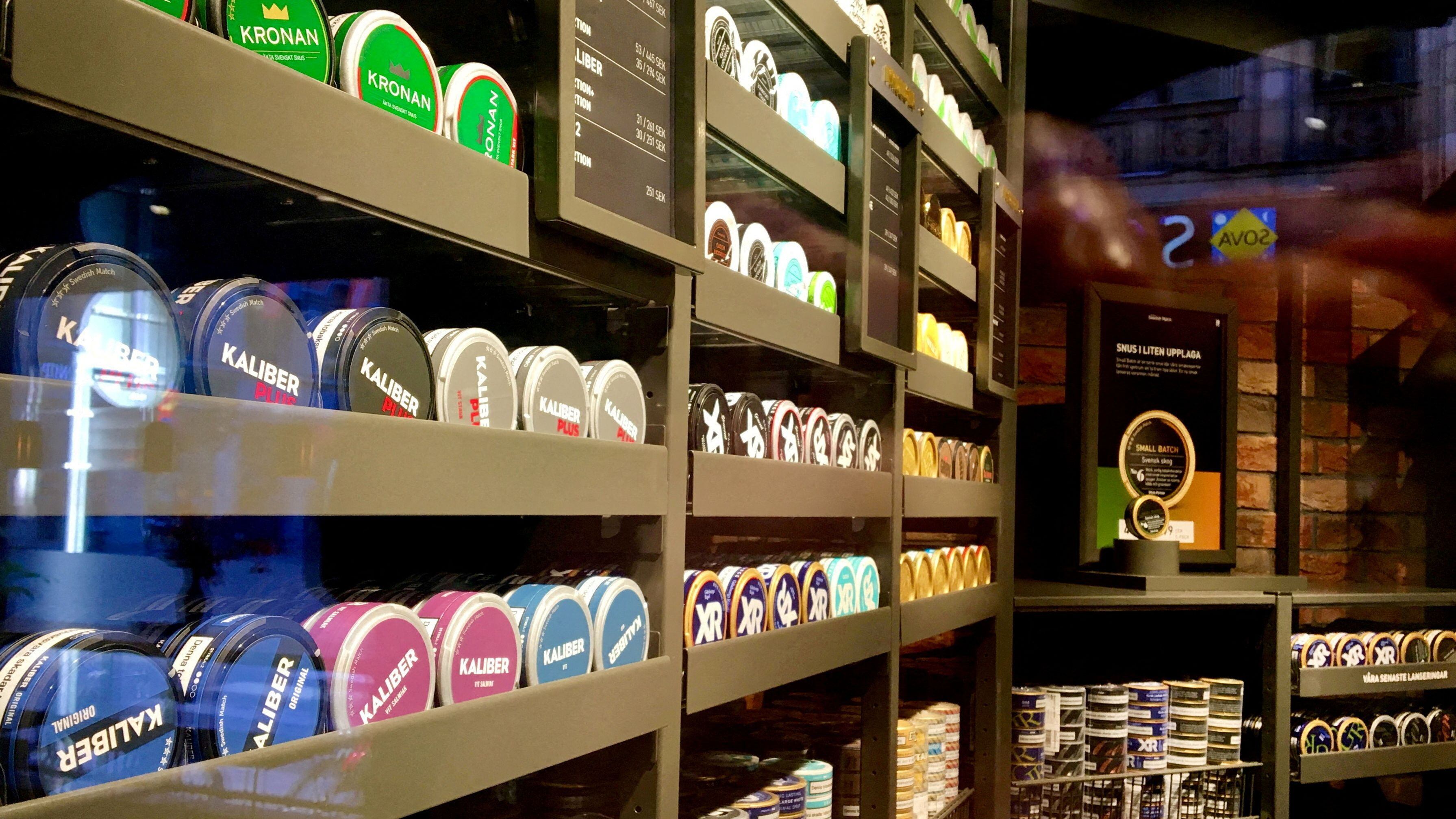 Estantería de snus en una tienda de Estocolmo, Suecia (REUTERS/Anna Ringstrom)