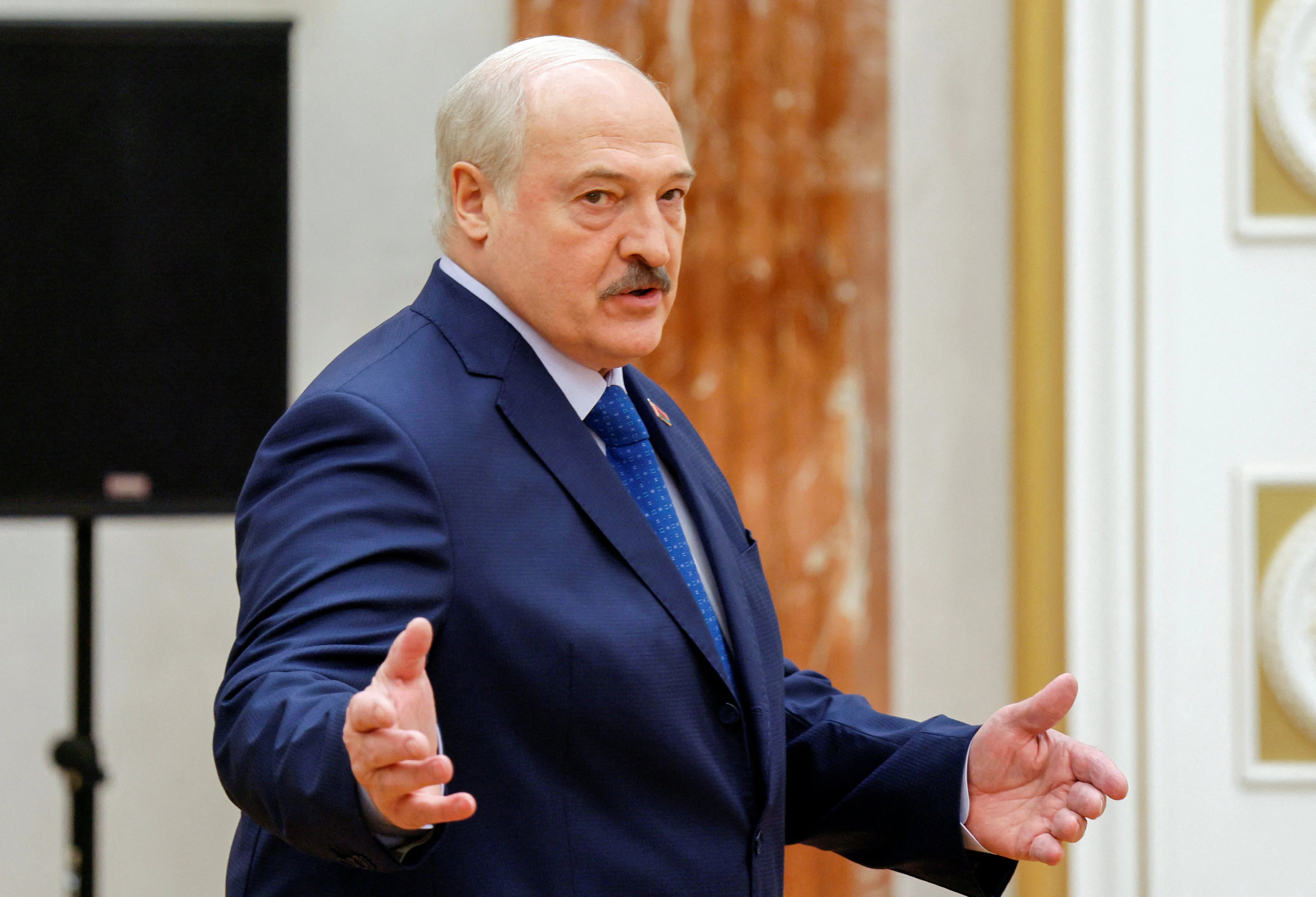 Lukashenko tratando de explicar cómo se le escapó el líder mercenario Prigozhin después de haber llegado, supuestamente, a un acuerdo con Putin para mantenerlo en territorio de Bielorrusia.  (REUTERS/Maxim Shemetov)