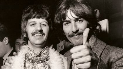 Ringo y George también se enteraron por teléfono. El baterista estaba en Bahamas y voló a Nueva York. Harrison eligió quedarse en su casa para vivir el dolor en soledad (The Grosby Group)