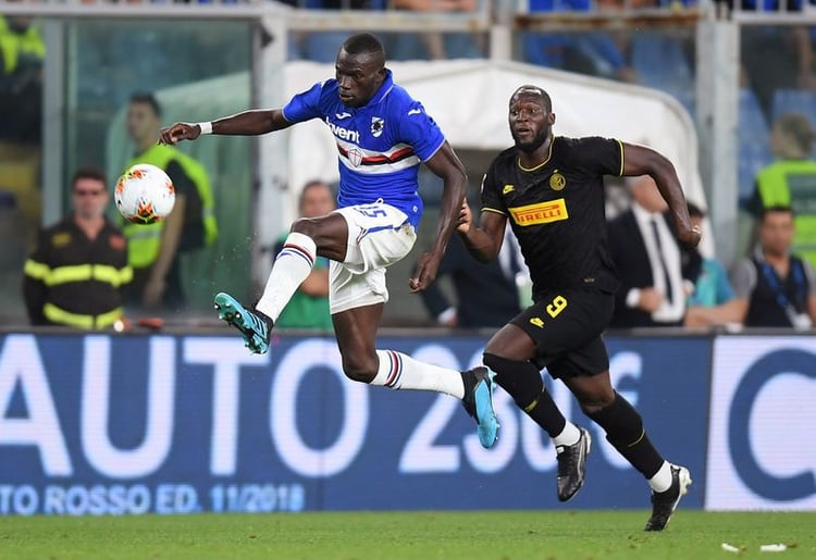 Oriundo de Gambia, el futbolista juega en Italia desde 2018 y dio positivo el control por el virus, al igual que varios de sus compañeros y el mismo médico del equipo. Foto: REUTERS/Daniele Mascolo