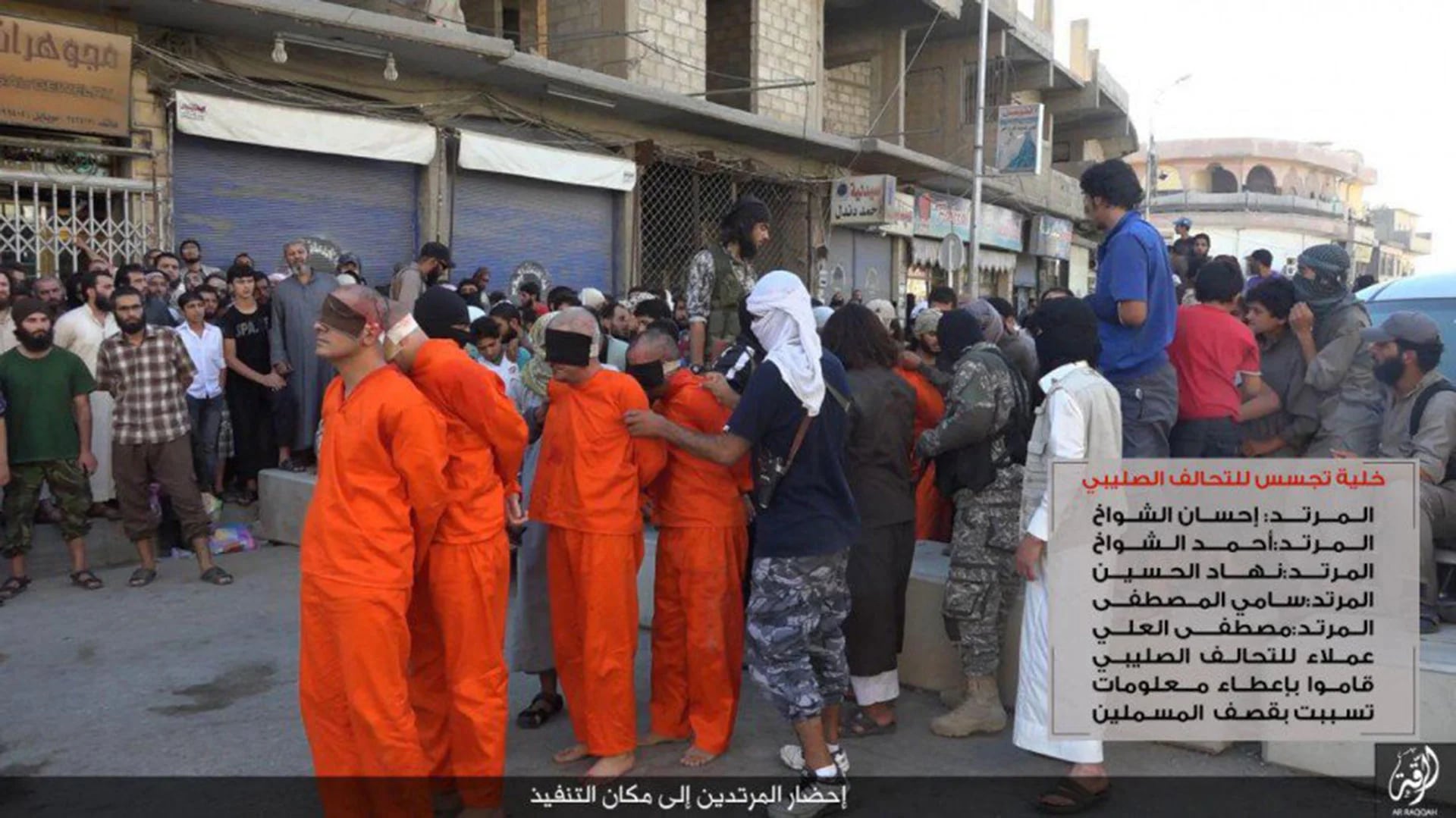 Miembros de un equipo de fútbol son llevados para ser ejecutados por ISIS en Irak