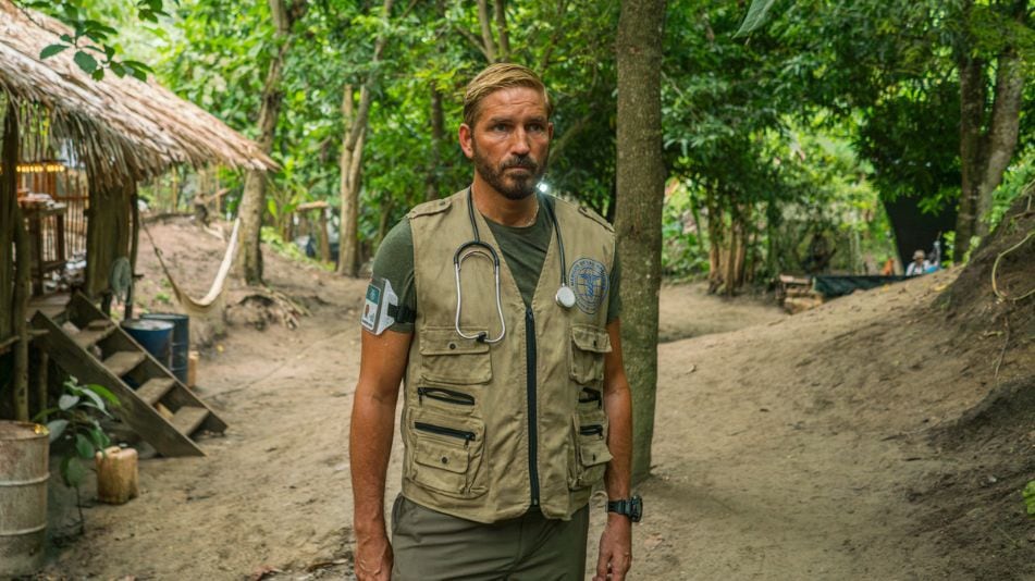 Tim Ballard, interpretado por Jim Caviezel, en una misión de rescate en Colombia, reflejando la tensión y el peligro del operativo. (Angel Studios)