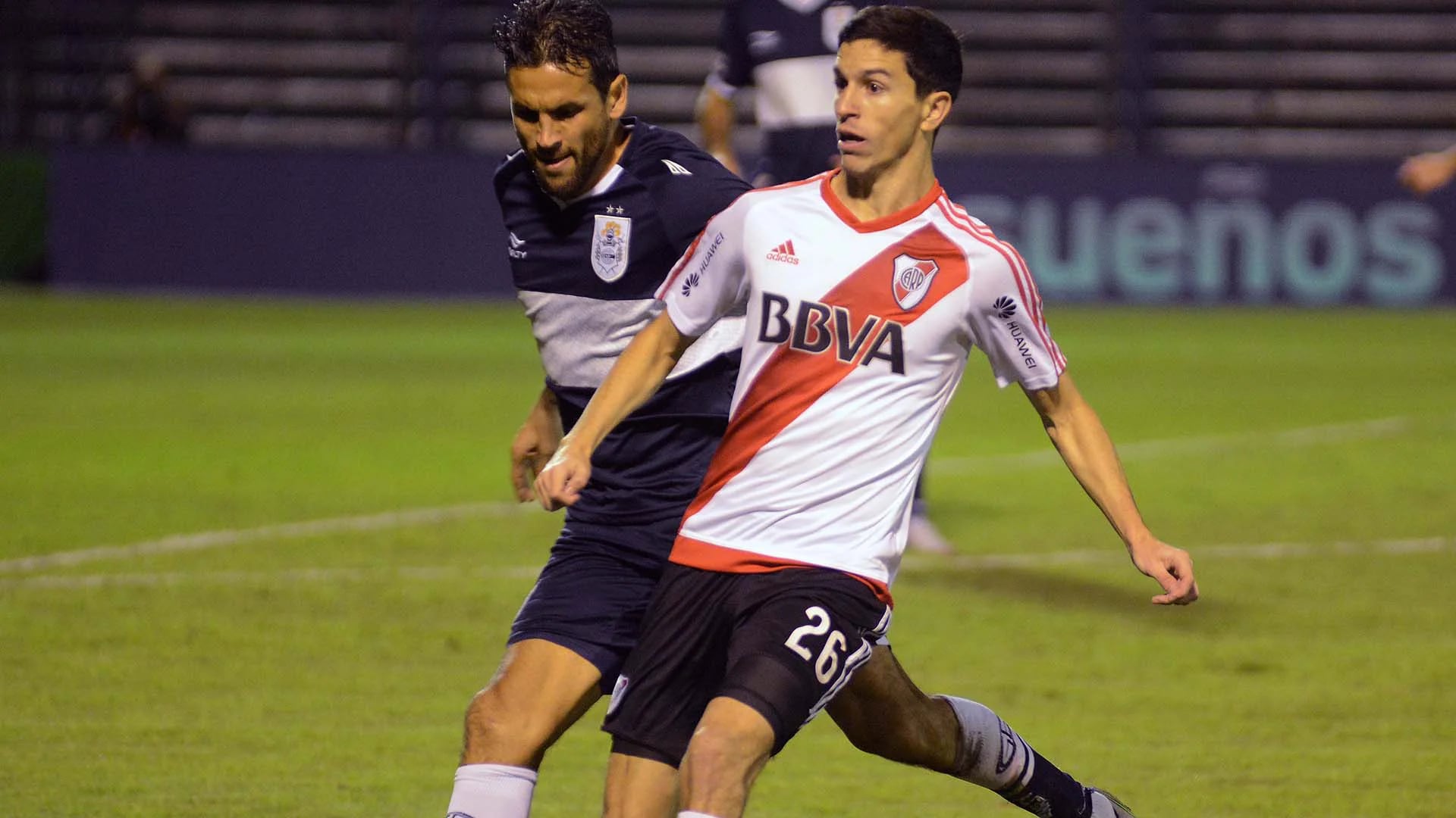 “Nacho” Fernández, otro de gran partido, recibió una plaqueta de parte de su ex club, Gimnasia y Esgrima La Plata (Telam)