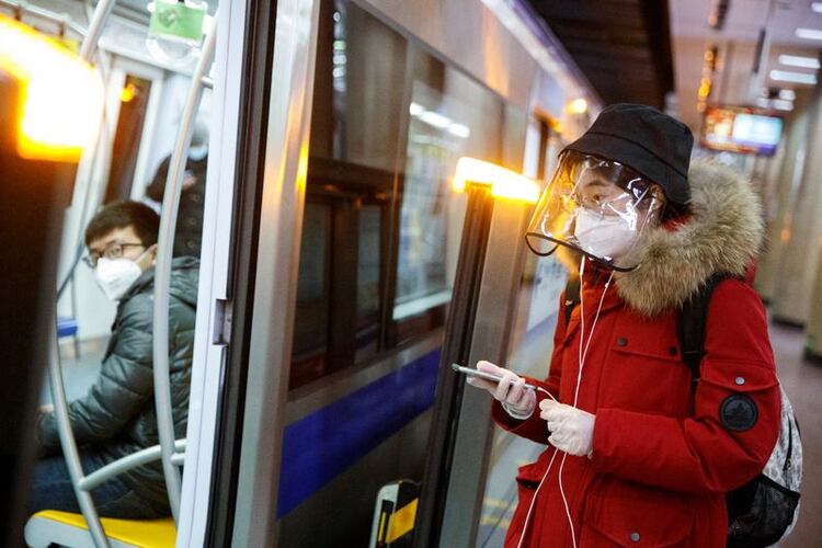 La gente usa mascarillas en el metro de Pekín, en China, mientras el país se ve afectado por un brote del nuevo coronavirus. 24 de febrero de 2020. REUTERS/Thomas Peter.