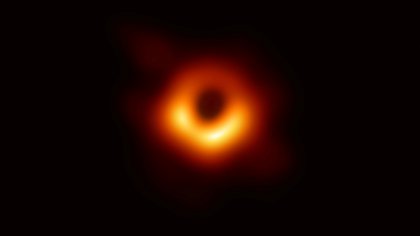 Primera imagen de un agujero negro difundida el 10 de abril de 2019 .  Event Horizon Telescope (EHT)/National Science Foundation/Handout via REUTERS 
