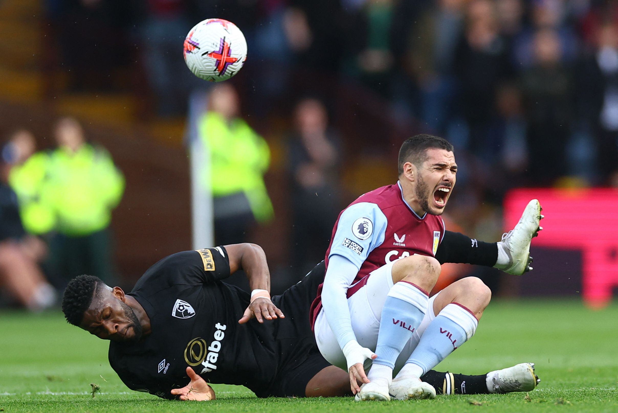 Jefferson Lerma estuvo en el duelo de Bournemouth ante Aston Villa y peleó uno de los balones con Emiliano Buendía, autor del 3-0 definitivo. REUTERS/Carl Recine
