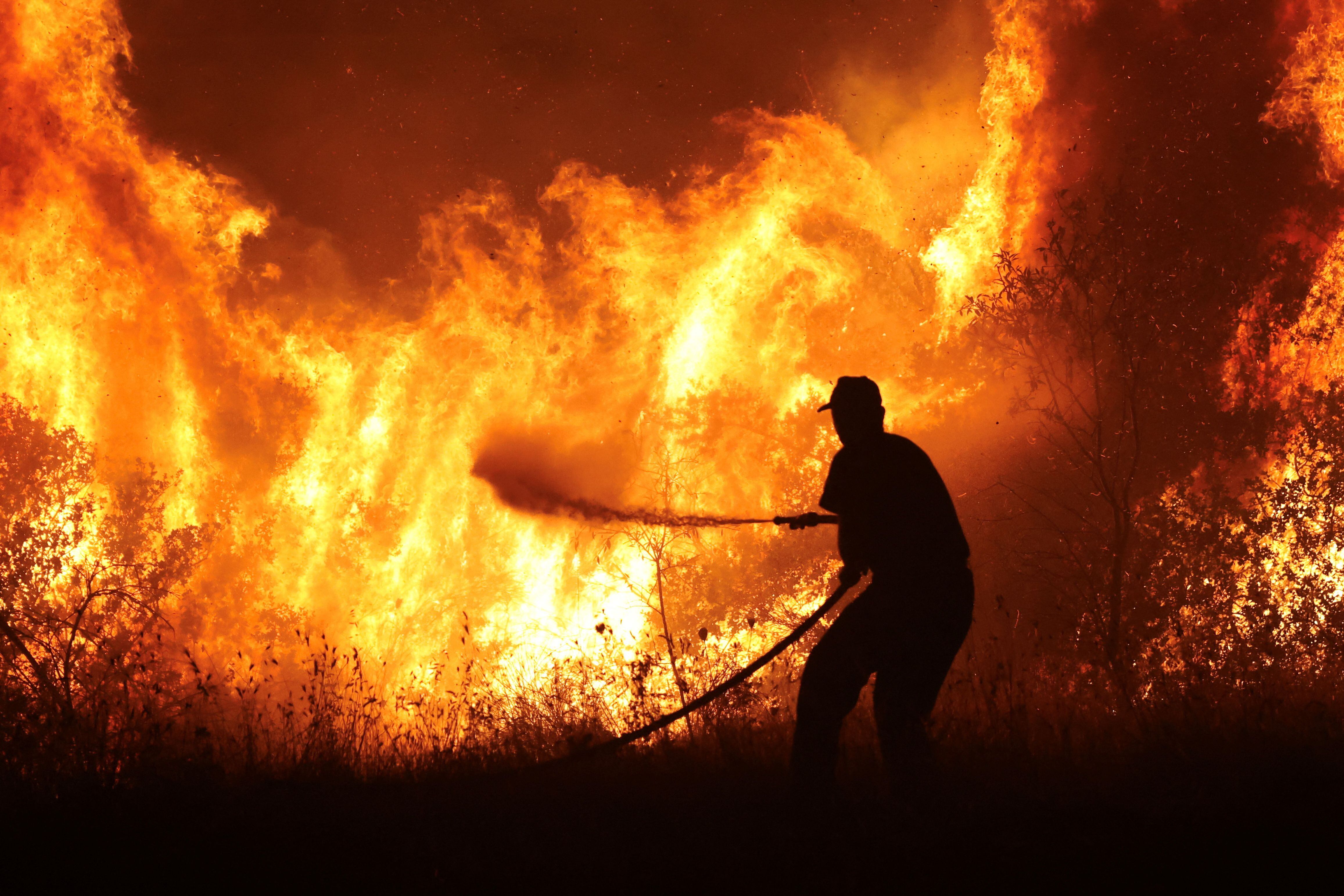 Grecia en llamas: bomberos y protección civil continúan combatiendo los incendios que arrasan el interior del país. (REUTERS)
