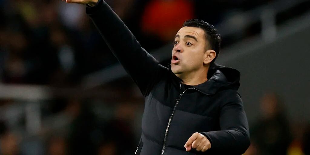 La furia de Xavi en la goleada que sufrió el Barcelona ante el PSG: destrozó un cartel de publicidad e insultó al árbitro por la expulsión a Ronald Araújo