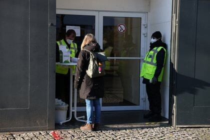 Una persona espera para ingresar a un centro de vacunación en Berlín, Alemania, el 30 de diciembre de 2020. REUTERS / Christian Mang